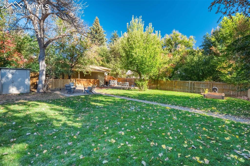 Image 31 of 42: Yard