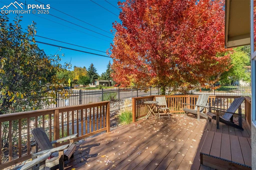 Image 32 of 42: Deck