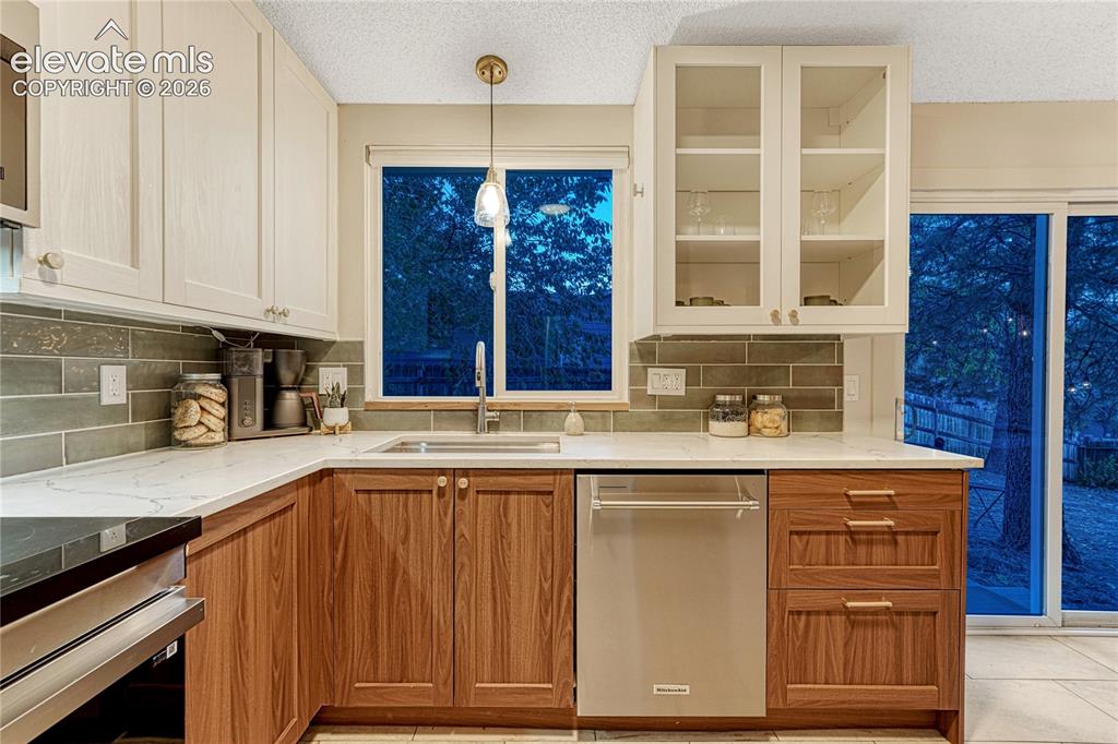 Image 12 of 50: Kitchen