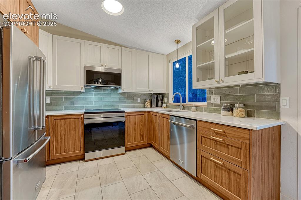 Image 13 of 50: Kitchen