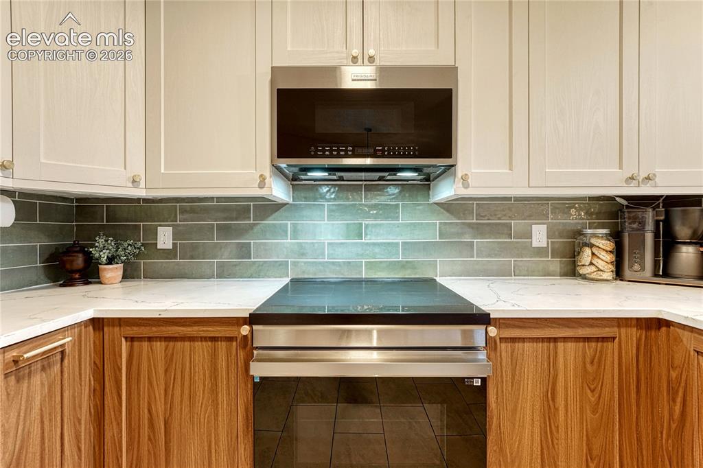 Image 14 of 50: Kitchen