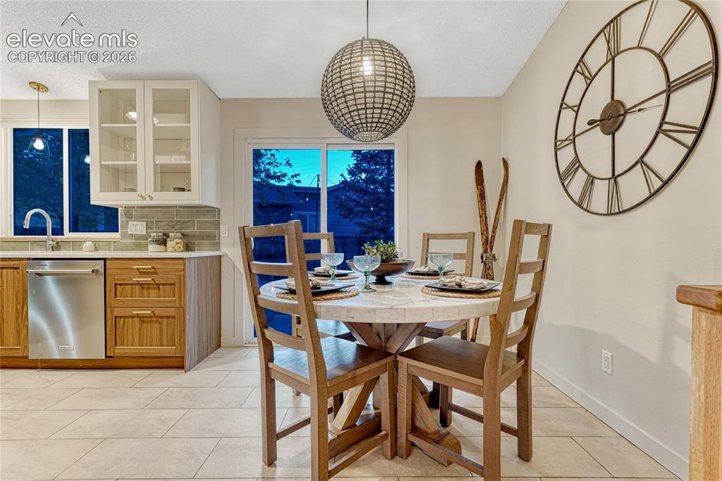 Image 7 of 50: Dining Area