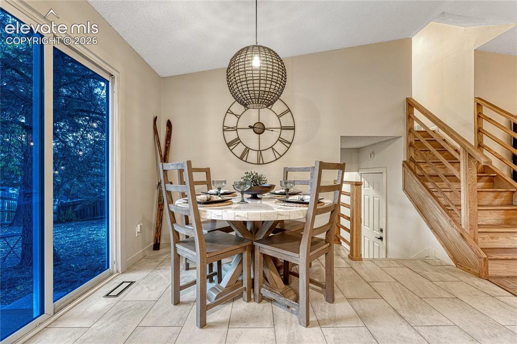 Image 8 of 50: Dining Area