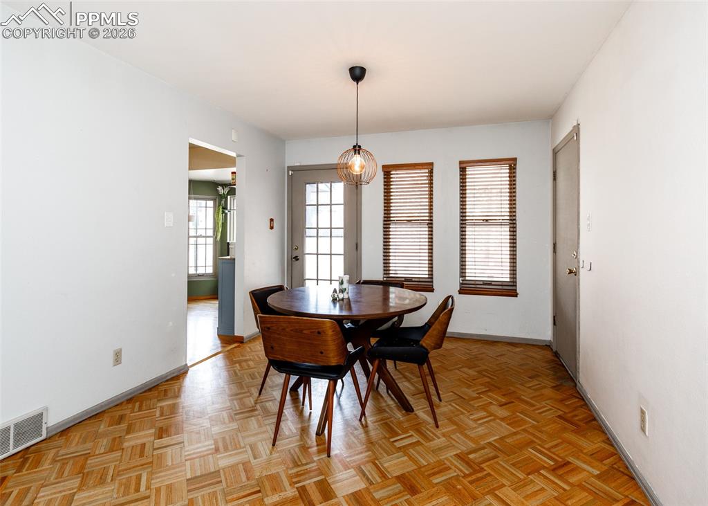 Image 14 of 48: Dining Area