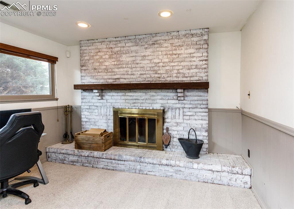 Image 32 of 48: Office