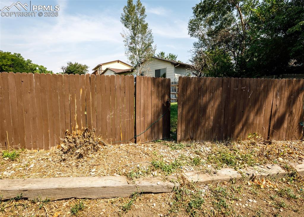 Image 47 of 48: Yard