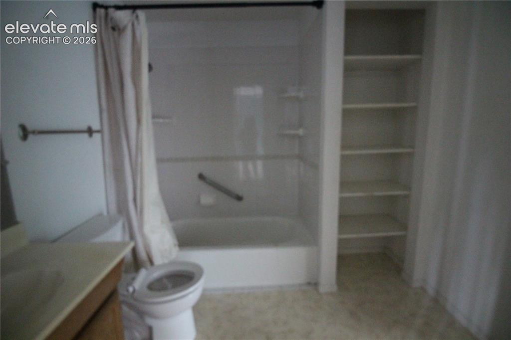 Image 23 of 26: Bathroom