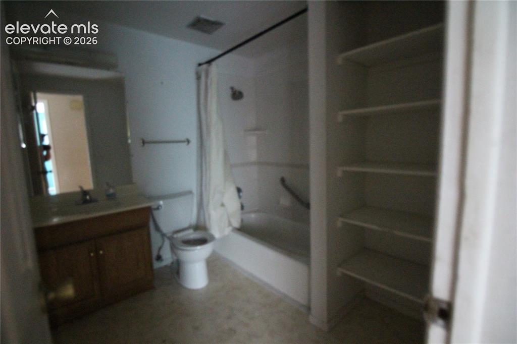 Image 24 of 26: Bathroom