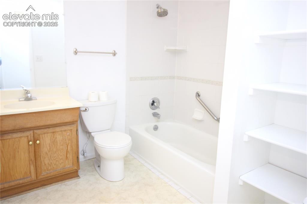 Image 27 of 29: Bathroom