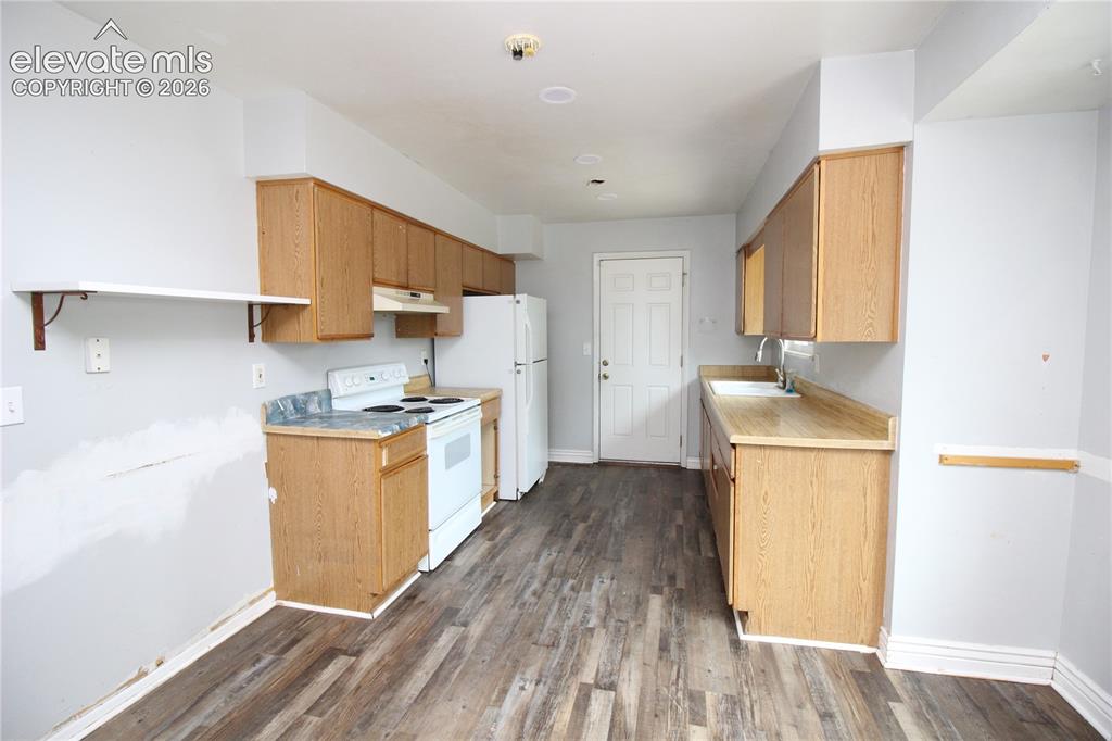 Image 6 of 26: Kitchen