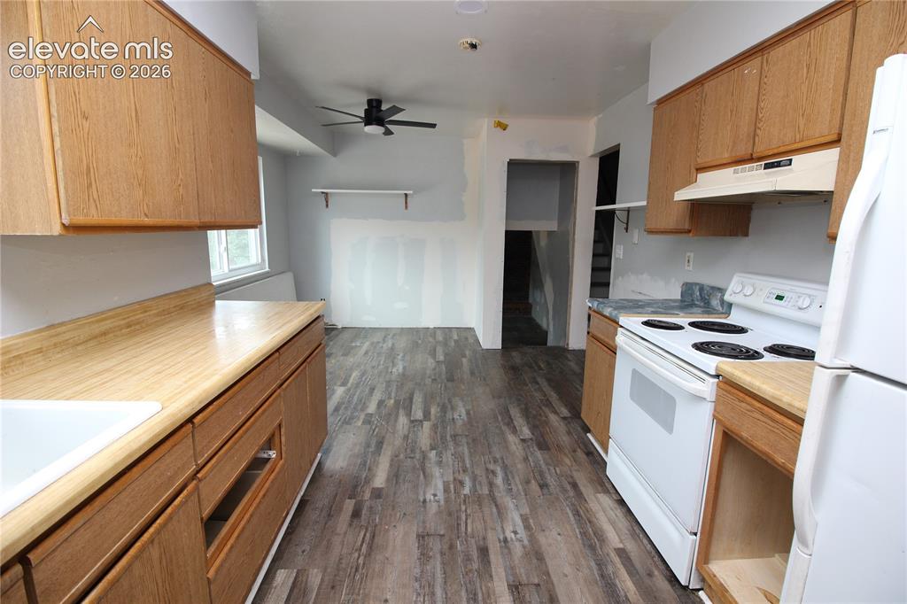 Image 7 of 26: Kitchen