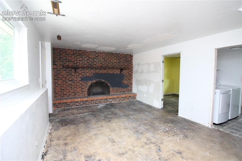 Image 9 of 26: Family Room