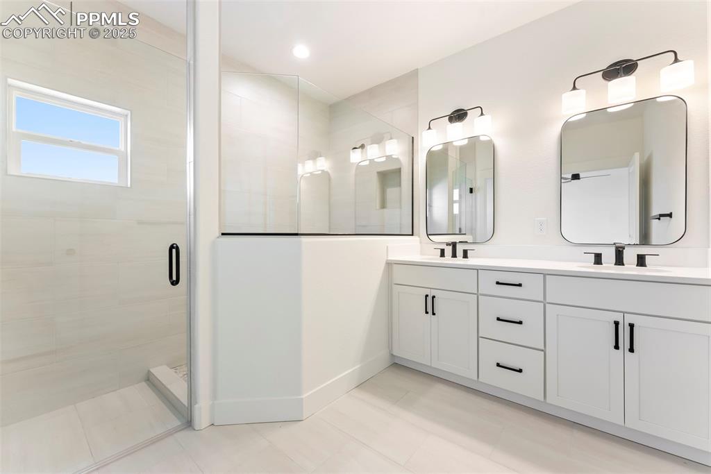 Image 13 of 36: Bathroom