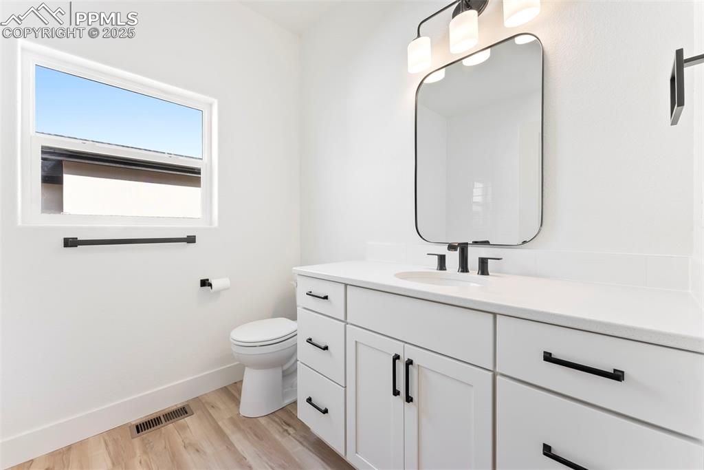 Image 18 of 36: Bathroom