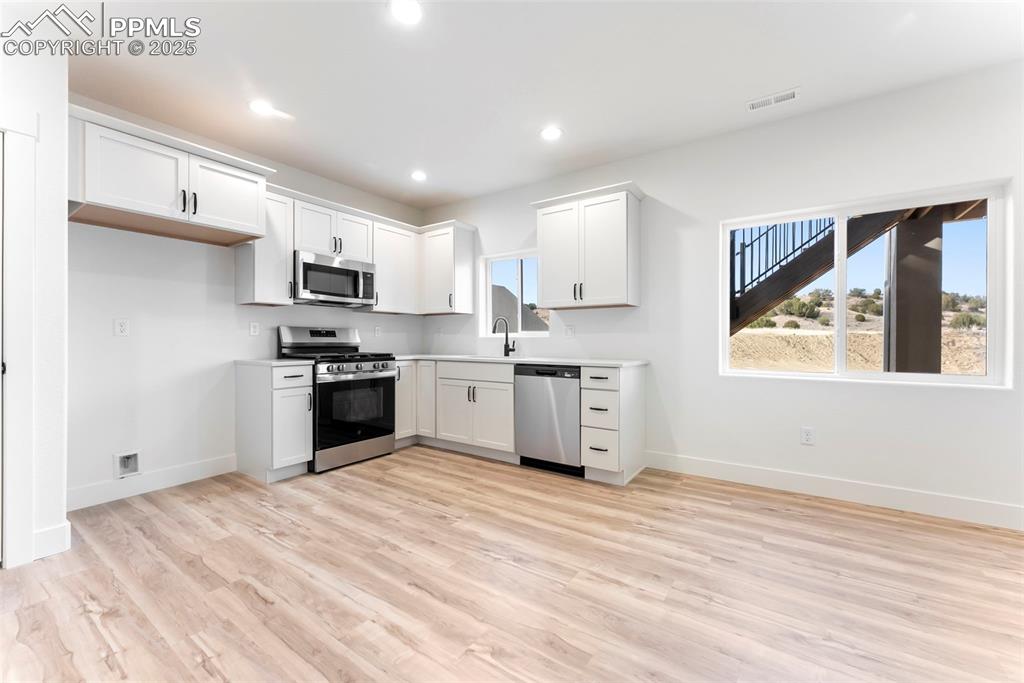 Image 19 of 36: Kitchen