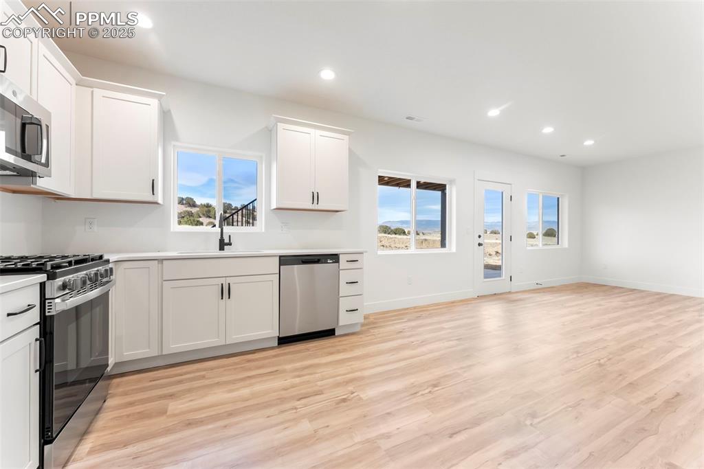 Image 21 of 36: Kitchen