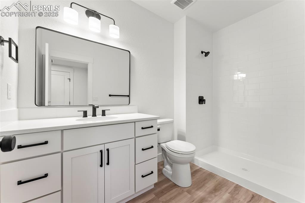 Image 26 of 36: Bathroom