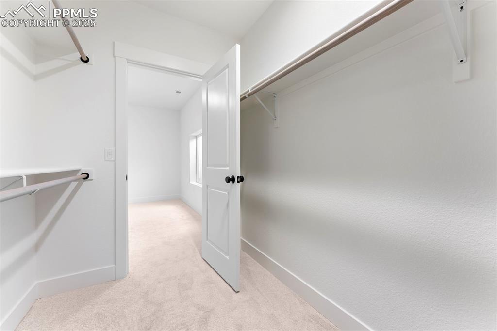 Image 29 of 36: Closet