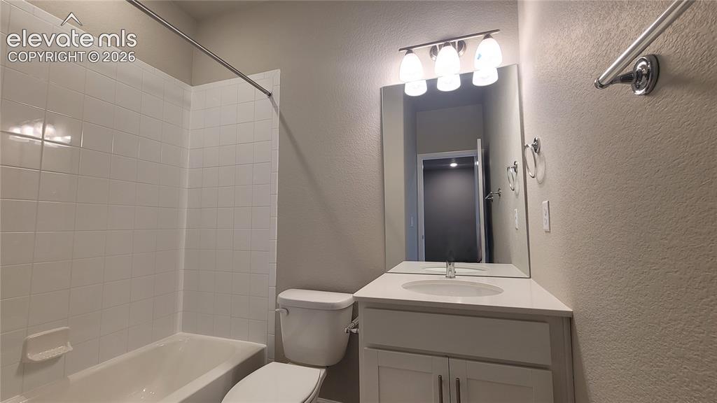 Image 23 of 32: Full bathroom, located on the upper level! 