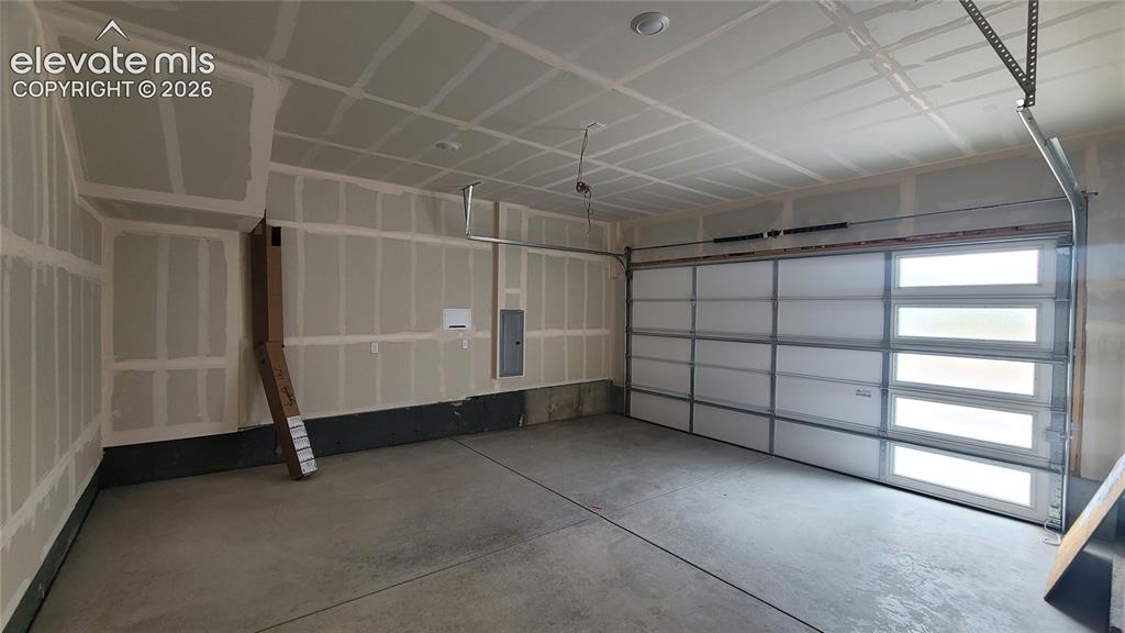 Image 31 of 32: 2-Car Garage!