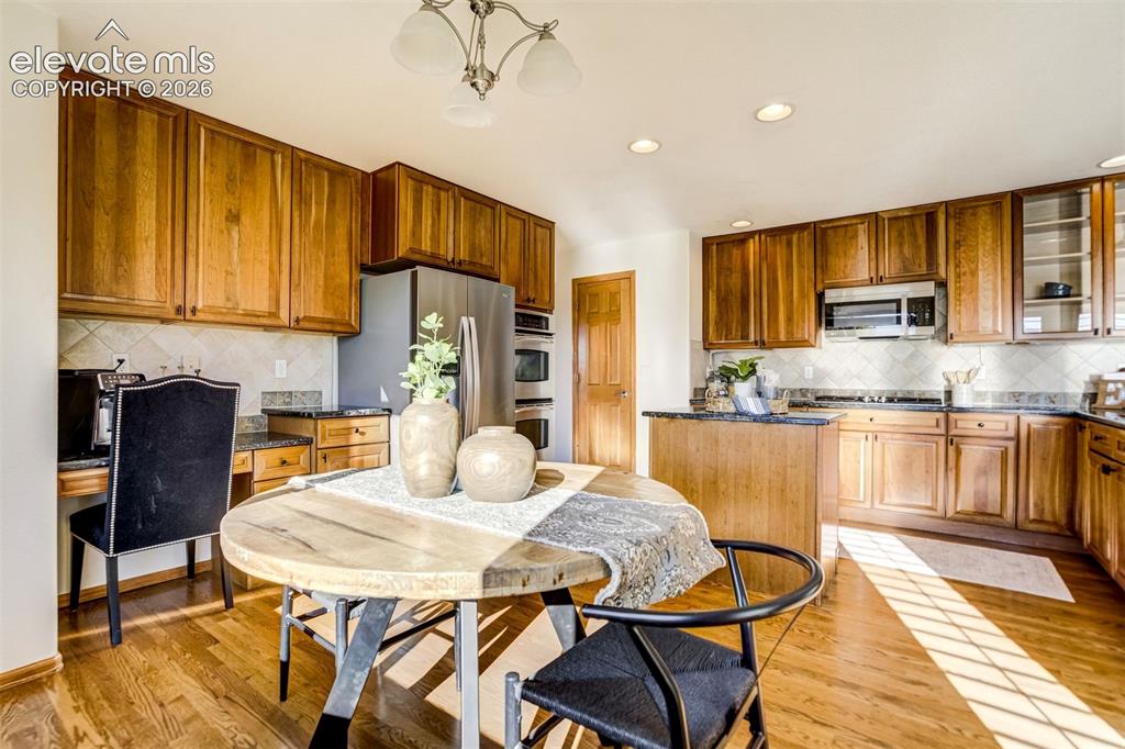 Image 11 of 50: Kitchen