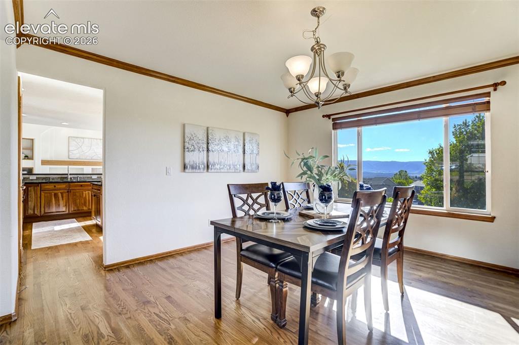 Image 17 of 50: Dining Area