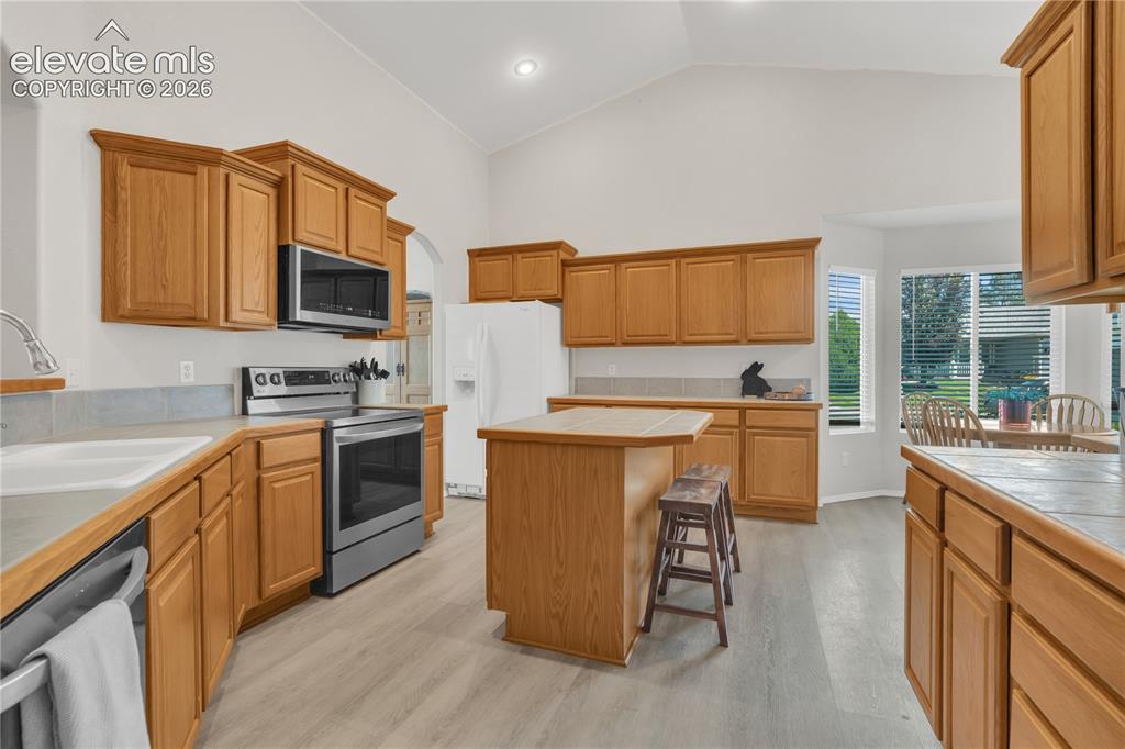 Image 12 of 41: Dining Area