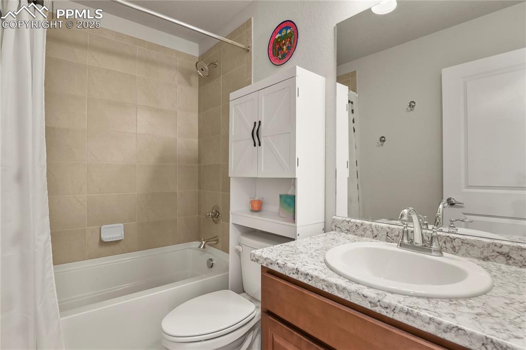 Image 14 of 20: Bathroom