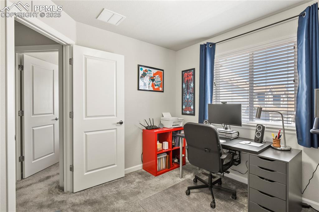 Image 15 of 20: Bedroom