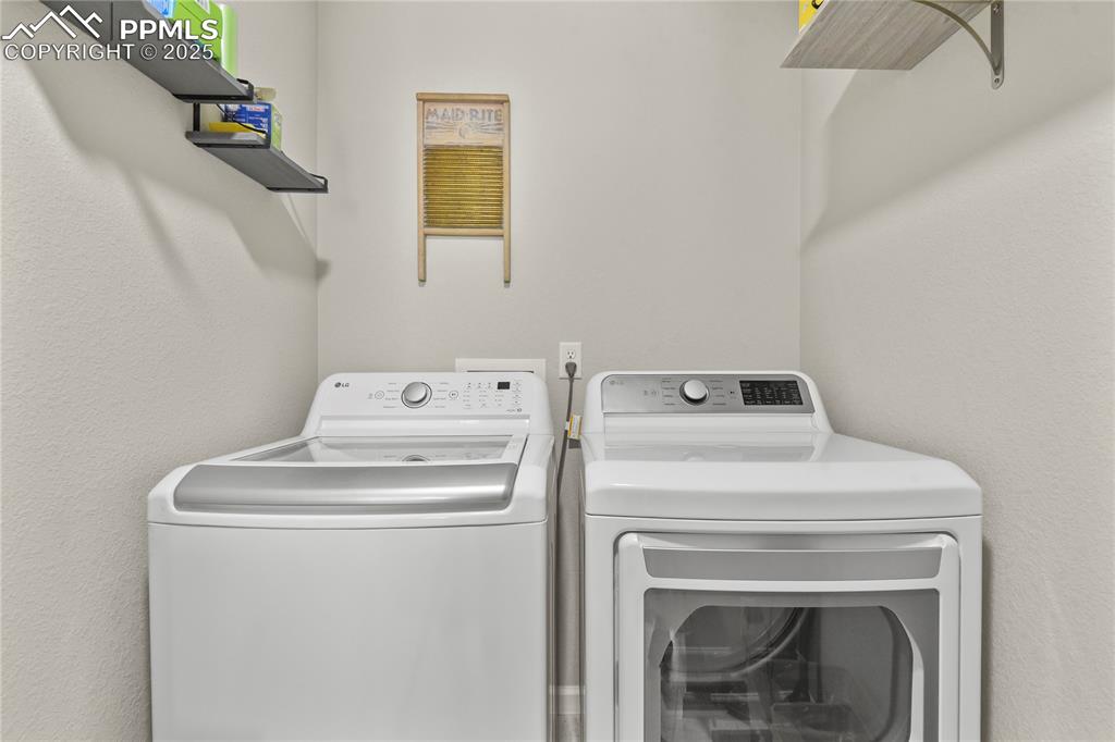 Image 17 of 20: Convenient upper level laundry