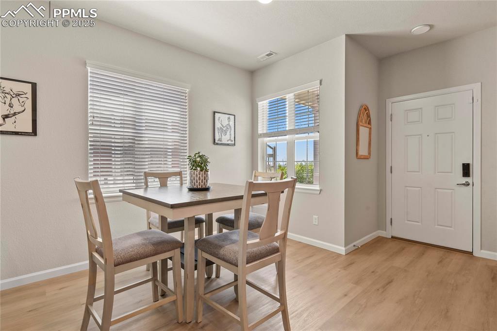Image 8 of 20: Dining Area