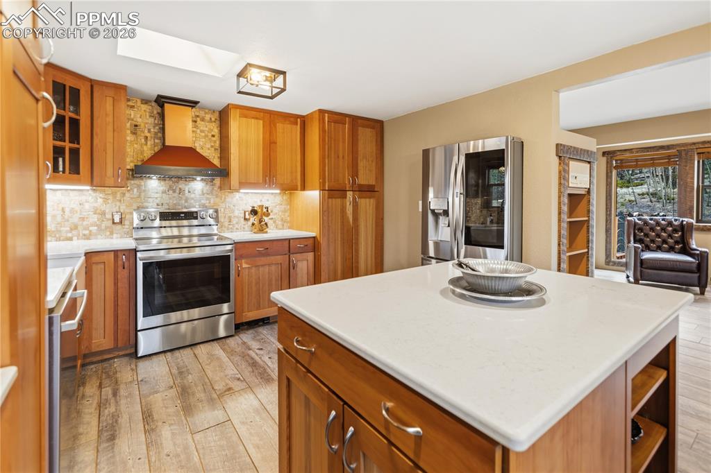 Image 12 of 39: Dining & Kitchen