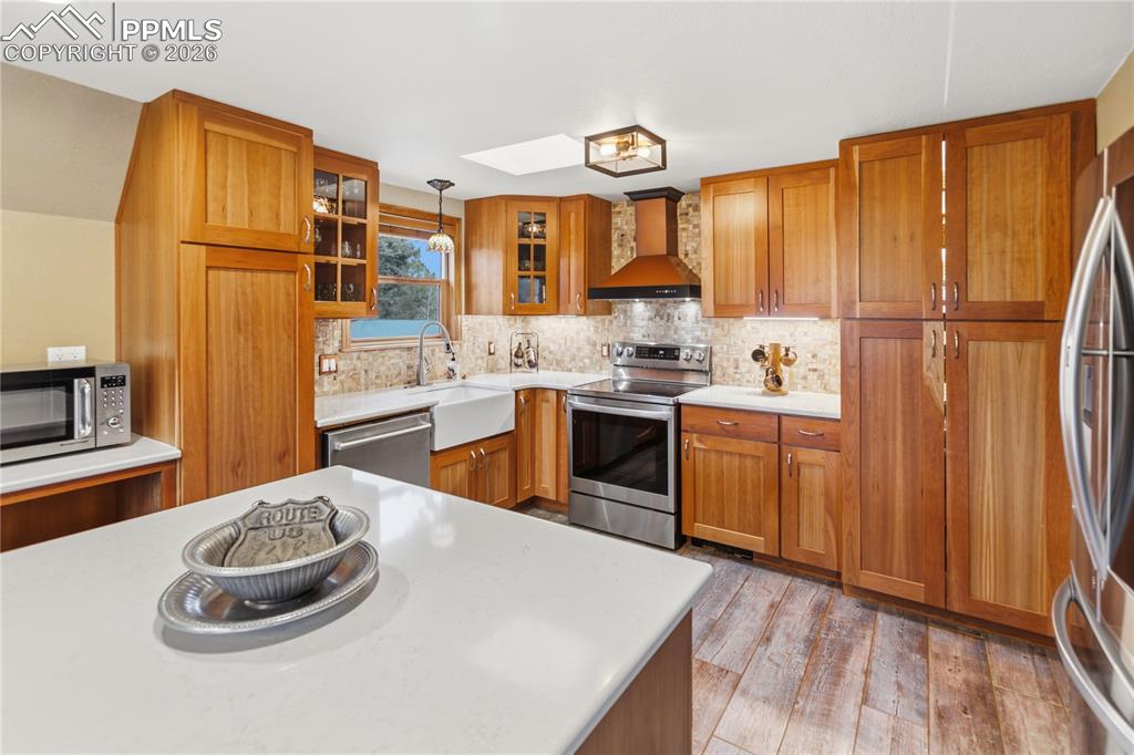 Image 13 of 39: Kitchen