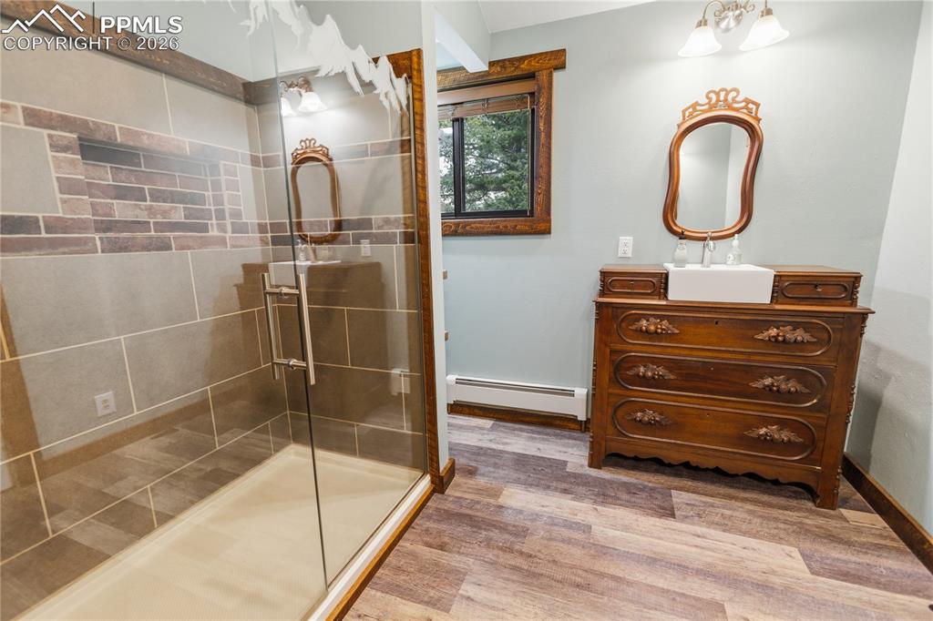 Image 25 of 39: Upper Level Master Bath