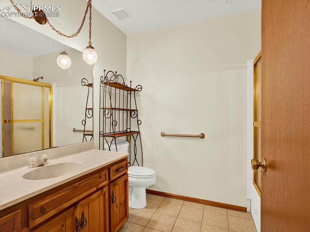 Image 13 of 30: Bathroom