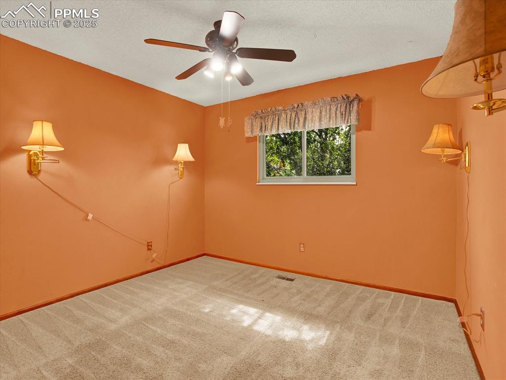 Image 19 of 30: Bedroom