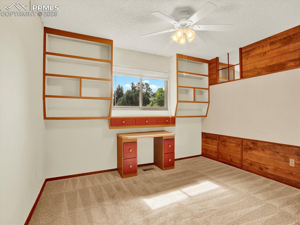 Image 21 of 30: Bedroom