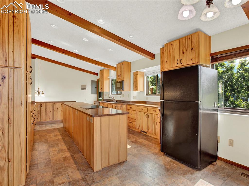 Image 3 of 30: Kitchen