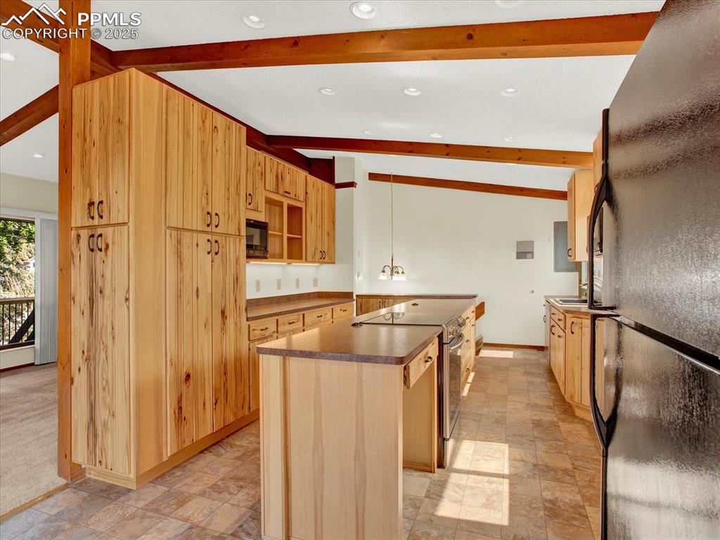 Image 4 of 30: Kitchen