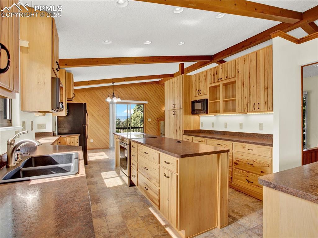 Image 5 of 30: Kitchen