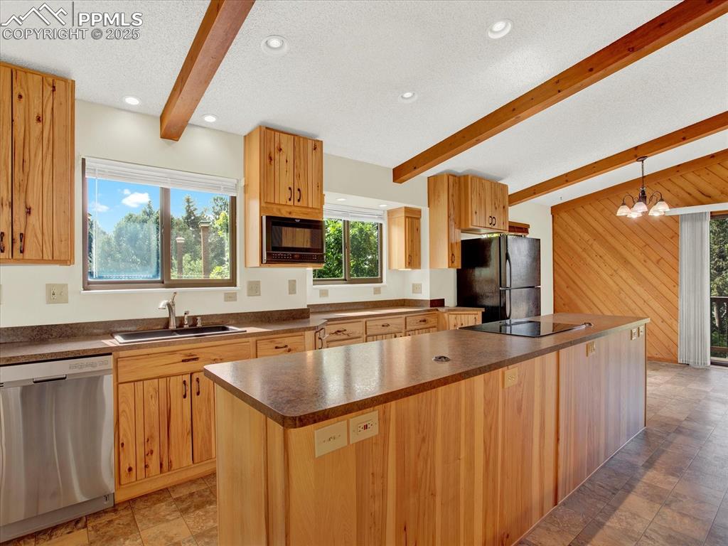 Image 6 of 30: Kitchen
