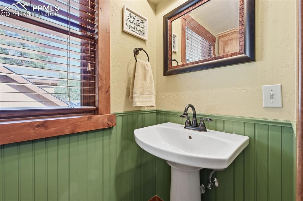 Image 22 of 50: Seating will never be an issue, as this open floorplan provides room for a 