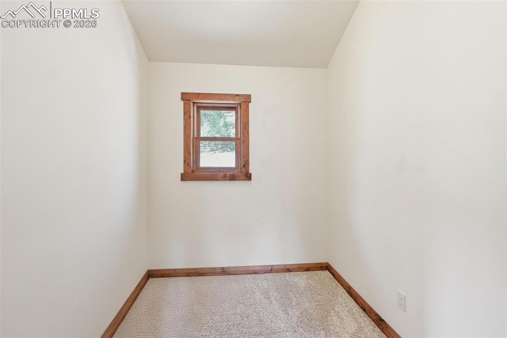 Image 26 of 50: Perfectly placed island offers breakfast bar seating, and creates the ideal