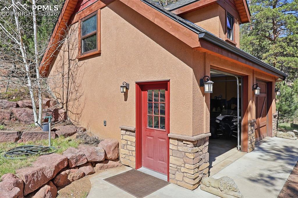 Image 40 of 50: Bosch washer and dryer are included. 