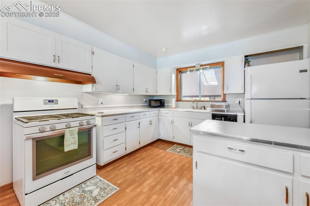 Image 10 of 50: Dining Area