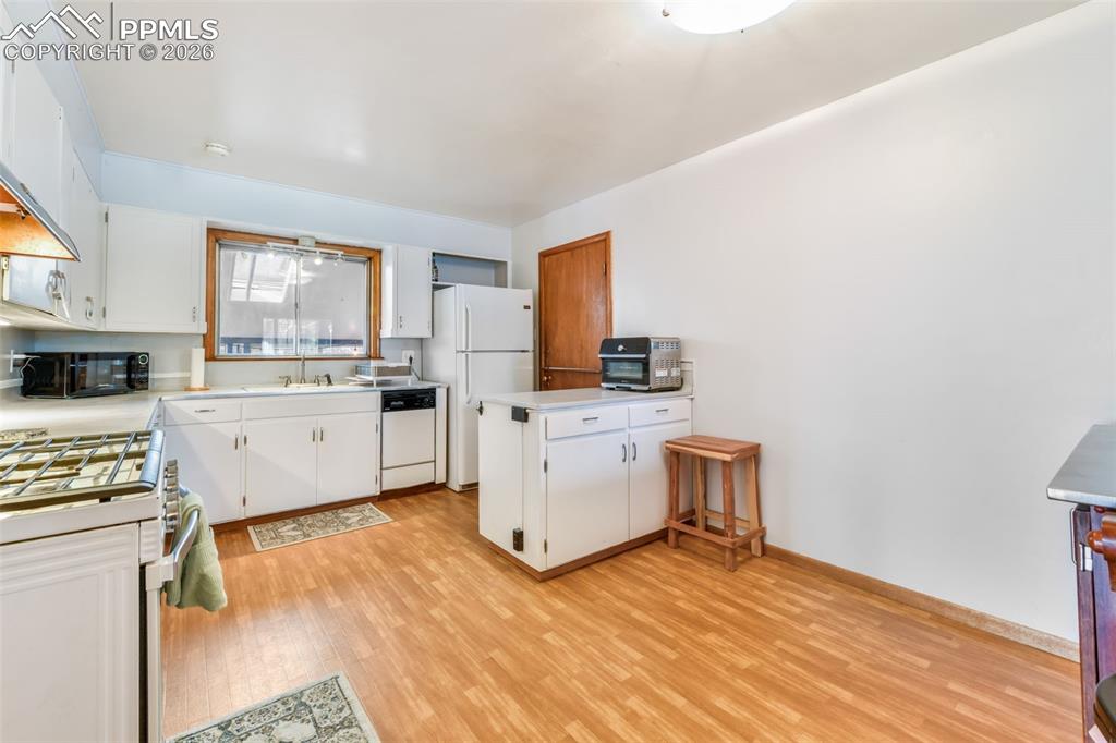 Image 11 of 50: Dining Area