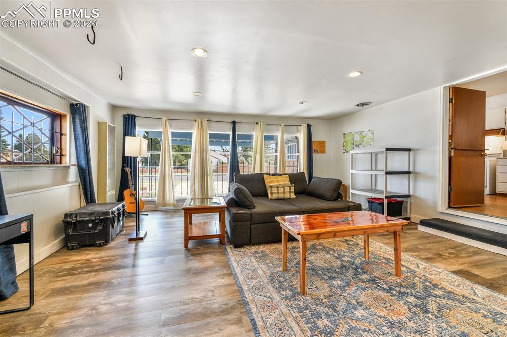 Image 12 of 50: Kitchen