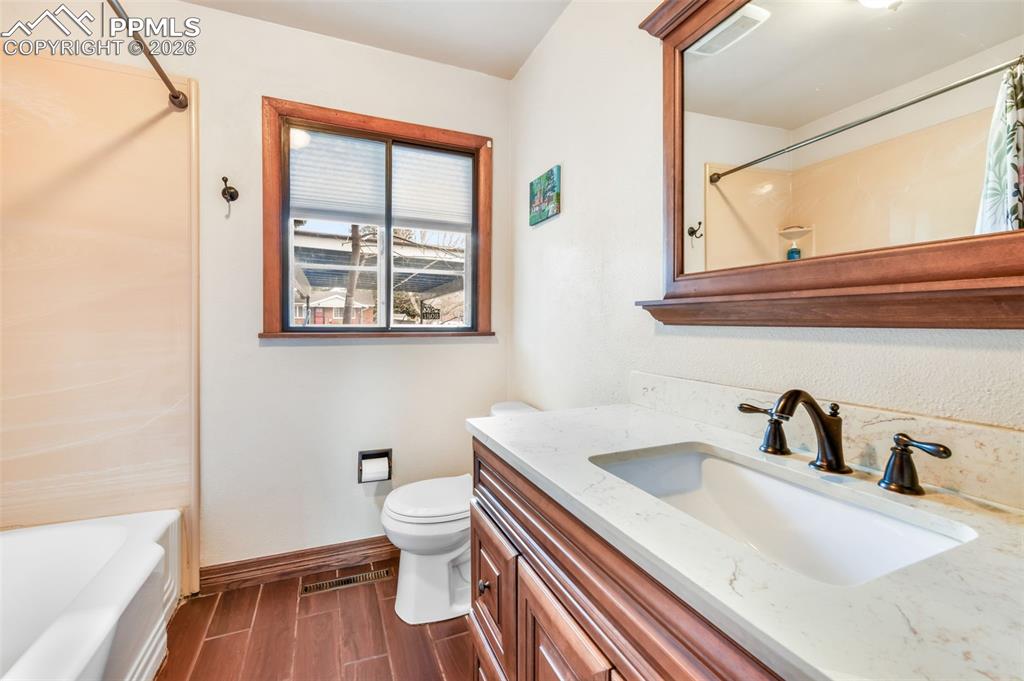 Image 18 of 50: Bedroom