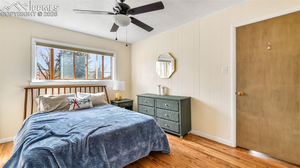 Image 19 of 50: Bedroom