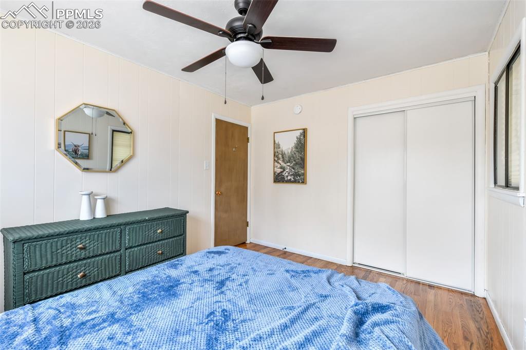 Image 21 of 50: Bedroom